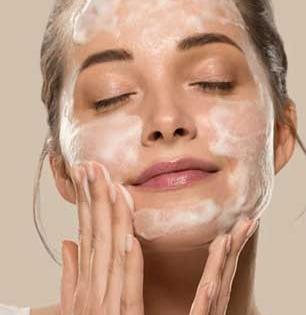 फेस वॉश घेताना फक्त ब्रॅन्ड नाही 'या' ५ गोष्टीही चेक करा, चेहऱ्यावर पिंपल्स-फोड वाढण्याचा वैताग टाळा