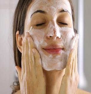 Skin care tips : फेसवॉश नाही, तर ३ घरगुती गोष्टींनी धुवा चेहरा...त्वचाही उजळेल