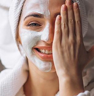 Skin care tips : ग्लोईंग स्कीन हवी तर करा घरच्याघरी कच्च्या दुधाने फेशियल, मिळवा मस्त ग्लो...