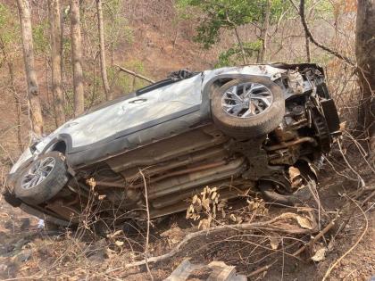 A speeding car fell into a hundred feet ravine in Waghbeel Ghat, four injured | वाघबीळ घाटात भरधाव कार शंभर फुट दरीत कोसळली, चार जखमी