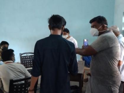 Confusion at vaccination center in Gondia due to lack of planning | नियोजनाअभावी गोंदियात लसीकरण केंद्रावर गोंधळ 