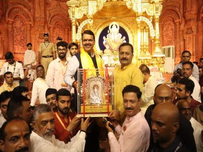 Deputy Chief Minister Devendra Fadnavis took darshan of 'Dagdusheth' Ganpati | Pune: उपमुख्यमंत्री देवेंद्र फडणवीसांनी घेतले 'दगडूशेठ' गणपतीचे दर्शन