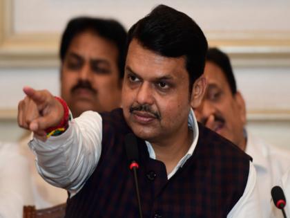 devendra fadnavis warns Thane police to sack police if pizza burgers are served | पिझ्झा-बर्गर खायला दिला असेल तर ठाण्यातील पोलिसांना बरखास्त करू, फडणवीसांचा इशारा