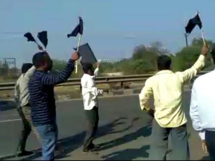 Chief Minister Devendra Fadnavis, who went to Trimbakeshwar via Nashik for the repair of Sant Nivruttinath Maharaj Samadhi temple, black flag of farmers | संत निवृत्तीनाथ महाराज समाधी मंदिराच्या भूमिपूजनासाठी नाशिकमार्गे त्र्यंबकेश्वरकडे जाणा-या मुख्यमंत्री देवेंद्र फडणवीस यांना शेतक-यांचे काळे झेंडे