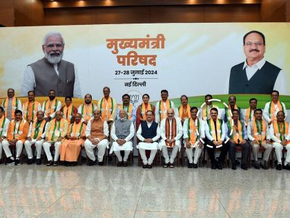 Devendra Fadnavis place of honor in BJP Chief Minister Council; Sat in the first row with Narendra Modi- Amit Shah | भाजपाच्या मुख्यमंत्री परिषदेत देवेंद्र फडणवीसांना मानाचं स्थान; मोदी-शाहांसोबत पहिल्या रांगेत बसले