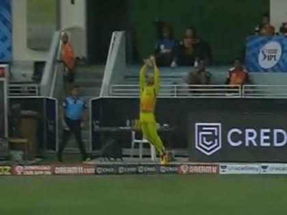 ipl 2020 CSK VS SRH faf du plessis takes superb catch to dismiss David Warner | VIDEO: ड्युप्लेसीसनं सीमारेषेवर जबरदस्त झेल घेतला; हैदराबादचा डगआऊट पाहतच राहिला