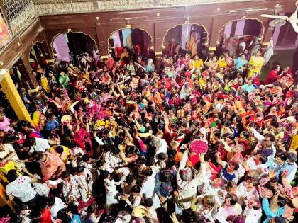 The rose of Indore and the blossoming of the gulal of Rajasthan; Phag Utsav at Nath Temple on the occasion of Dhulivandan | इंदूरचा गुलाब अन् राजस्थानच्या गुलालाची उधळण; धुलीवंदनानिमित्त नाथ मंदिरात फाग उत्सव