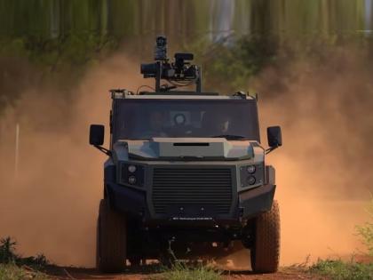 Toyota Land Cruiser Armoured with drone interceptor and grenade launcher Know about the specialty | शस्त्रास्त्रांनी सुसज्ज आहे ही ढासू SUV, देण्यात आले आहे ग्रेनेड लॉन्चर अन् ड्रोन इंटरसेप्टर; जाणून घ्या खासियत