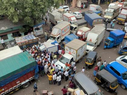 Racket of employees-officers in cess theft in Mumbai APMC, action taken against three MPs including two employees | मुंबई एपीएमसीत सेस चोरीत कर्मचारी-अधिकाऱ्यांचे रॅकेट, दोन कर्मचाऱ्यांसह तिघा मापाडींवर कारवाई 