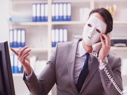 Raid on fake call center in Delhi, 100 crores earned from abroad 'this way'! | दिल्लीतील बनावट कॉल सेंटरवर छापा, 'अशा' प्रकारे परदेशातून कमावलेले १०० कोटी! Raid on fake call center in Delhi, 100 crores earned from abroad 'this way'! | दिल्लीतील बनावट कॉल सेंटरवर छापा, 'अशा' प्रकारे परदेशातून कमावलेले १०० कोटी!