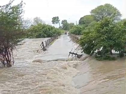 The flood of the Manjara river caused the Fakhrabad dam to burst; Traffic in Beed, Dharashiv districts stopped | मांजरा नदीच्या पुरामुळे फक्राबादचा बंधारा फुटला; बीड, धाराशिव जिल्ह्यांची वाहतूक ठप्प