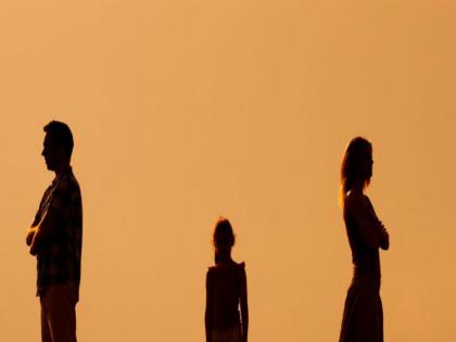 Husband and wife's legal battle for 6 years; daughter finally meets father, tears well up in eyes | ६ वर्षांपासून पती-पत्नीची न्यायालयीन लढाई; अखेर मुलगी वडिलांना भेटली, डोळ्यात अश्रू तरळले Husband and wife's legal battle for 6 years; daughter finally meets father, tears well up in eyes | ६ वर्षांपासून पती-पत्नीची न्यायालयीन लढाई; अखेर मुलगी वडिलांना भेटली, डोळ्यात अश्रू तरळले