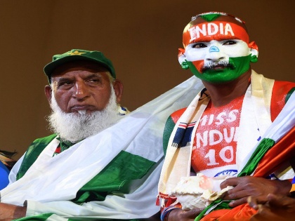 India Vs Pakistan, ICC World Cup 2019, Latest News : It was quite the party at Manchester, the bharat army put on their dancing shoes ahead of India vs Pakistan match | India Vs Pakistan, Latest News: भारत-पाकिस्तान सामन्यापूर्वीच चाहत्यांची पार्टी, पाहा स्पेशल व्हिडीओ!