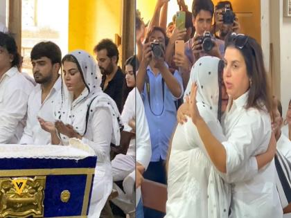 Farah Khan bollywood director consoles Rakhi Sawant during the funeral procession. | फराह खाननेही दिला राखी सावंतला धीर, अंत्ययात्रेत कधी 'दुआ' तर कधी 'प्रार्थना' करताना दिसली राखी