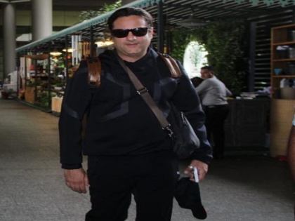 Fardeen khan spotted on airport loses lot of Kg weight | फरदीन खानने घटवले कित्येक किलो वजन, त्याचा नवा लूक आला समोर