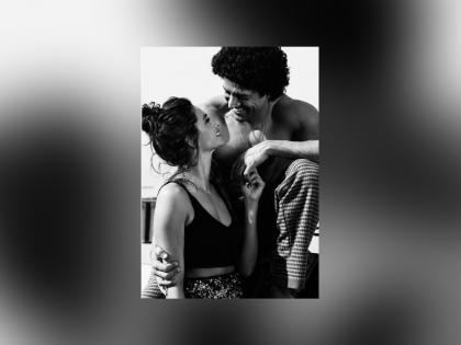 फराहन अख्तर आणि शिबानी दांडेकरचा रोमान्स पाहा फक्त एका क्लिकरवर !