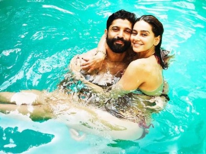 Farhan Akhtar Gets cosy with girlfriend Shibani Dandekar in swimming pool. See pic | फरहान - शिबानी दांडेकरचा स्विमिंग पूलमध्ये रोमान्स, एकमेकांच्या प्रेमात आकंठ बुडाले हे कपल