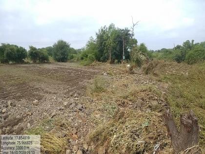 Heavy rains eroded the lands; One hundred acres will remain without sowing | अतिवृष्टीने जमिनी खरडून गेल्याने शंभर एकर क्षेत्र राहणार पेरणीविना