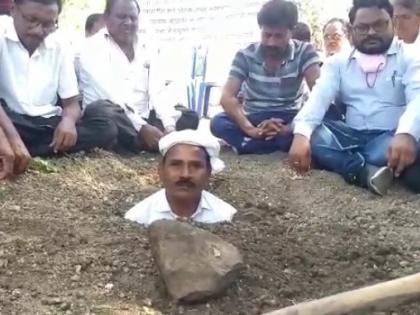 An agitation in Ghatanji in Yavatmal district by burying a farmer in the field | यवतमाळ जिल्ह्यात घाटंजीमध्ये शेतकऱ्याचे शेतातील मातीत गाडून घेऊन आंदोलन