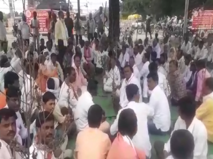 Administration of Godavari Marathwada Irrigation Development Corporation is responsible for severe flood situation | गंभीर पूरपरिस्थितीसाठी गोदावरी सिंचन विकास महामंडळ जबाबदार;पूरग्रस्तांनी मांडल्या वेदना Administration of Godavari Marathwada Irrigation Development Corporation is responsible for severe flood situation | गंभीर पूरपरिस्थितीसाठी गोदावरी सिंचन विकास महामंडळ जबाबदार;पूरग्रस्तांनी मांडल्या वेदना