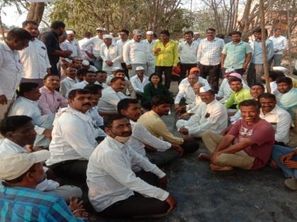 Until then he will sit in front of MSEDCL office The aggressive sanctuary of the Daund farmers | ...तोपर्यंत महावितरण कार्यालयासमोरचं बसून राहणार; दौंडमधील शेतकऱ्यांचा आक्रमक पवित्रा