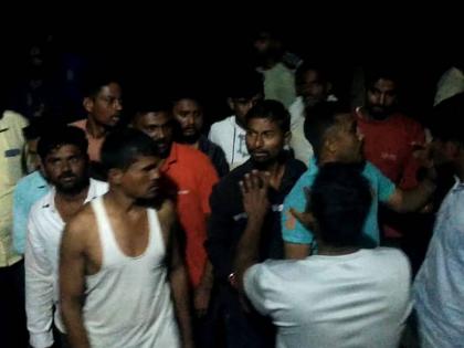 Midnight strike by farmers against emergency load shedding | इमर्जन्सी लोडशेडिंग विरोधात शेतकऱ्यांचे मध्यरात्री रास्तारोको