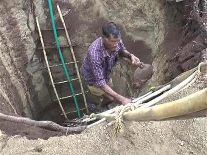 gujarat dang district farmer alone dug 32 feet deep well to get rid of water crisis | शेतकऱ्याचा नादच खुळा, एकट्याने खोदली 32 फूट खोल विहीर! 