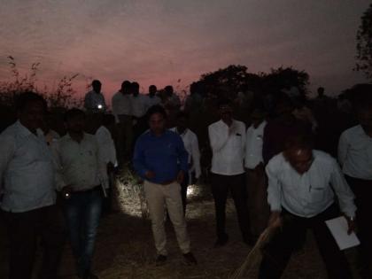 Central squad officers inspect agricultural damage in mobile light | केंद्रीय पथकातील अधिकाऱ्यांनी मोबाईलच्या प्रकाशात केली शेतीच्या नुकसानीची पाहणी