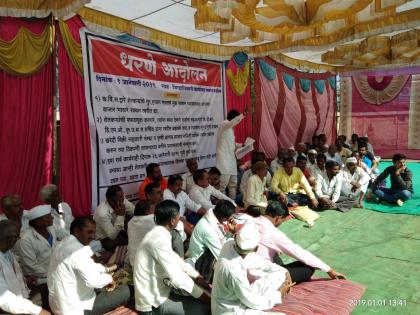 Farmer's protest at Washim! | वाशिमच्या जिल्हा कचेरीसमोर शेतकऱ्यांचे धरणे आंदोलन!