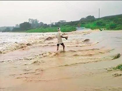 Busy doing 'that' video while the farmers are carrying | शेतकरी वाहून जात असताना ‘ते’ व्हिडीओ करण्यात व्यस्त Busy doing 'that' video while the farmers are carrying | शेतकरी वाहून जात असताना ‘ते’ व्हिडीओ करण्यात व्यस्त