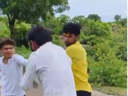 Farmer abused for asking why he was blowing his horn; 'Apologize to Dada', beaten up | Beed: हॉर्न का वाजवता विचारल्याने शेतकऱ्यास शिवीगाळ; 'दादाची माफी माग', म्हणत मारहाण Farmer abused for asking why he was blowing his horn; 'Apologize to Dada', beaten up | Beed: हॉर्न का वाजवता विचारल्याने शेतकऱ्यास शिवीगाळ; 'दादाची माफी माग', म्हणत मारहाण