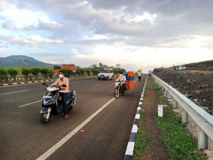 Police crackdown on alternative markets near Mumbai-Agra highway; The rush of farmers |  मुंबई -आग्रा महामार्गालगतच्या पर्यायी बाजारावर पोलिसांची कारवाई ; शेतकऱ्यांची धावपळ