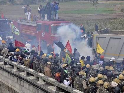 Stone pelting against baton charge! Farmers and police face off again near Haryana border; A policeman was injured | दगडफेक विरुद्ध लाठीचार्ज! हरयाणा सीमेजवळ पुन्हा शेतकरी आणि पोलिस समोरासमोर; एक पोलिस जखमी