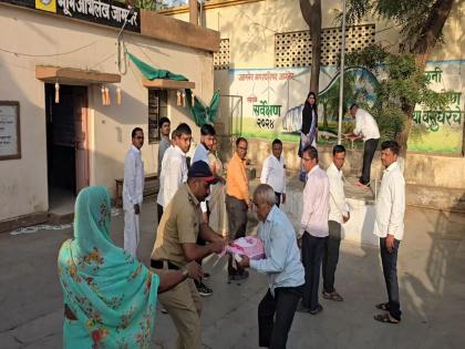 Farmer attempts self-immolation in Jamner on Maharashtra Day; Tired of red tape | महाराष्ट्र दिनी जामनेरात शेतकऱ्याचा आत्मदहनाचा प्रयत्न; लालफितीच्या कारभाराला कंटाळले Farmer attempts self-immolation in Jamner on Maharashtra Day; Tired of red tape | महाराष्ट्र दिनी जामनेरात शेतकऱ्याचा आत्मदहनाचा प्रयत्न; लालफितीच्या कारभाराला कंटाळले
