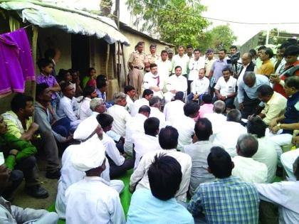 Demonstration against the dead farmer's house! | मृतक शेतकर्‍याच्या घरासमोरच लोकप्रतिनिधींचे धरणे!