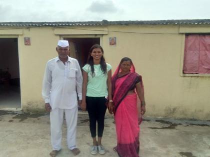 The poor farmer went to the US and mortgaged the land for education | गरीब शेतकऱ्याची लेक अमेरिकेला चालली, शिक्षणासाठी चुलत्याने जमिन गहाण ठेवली