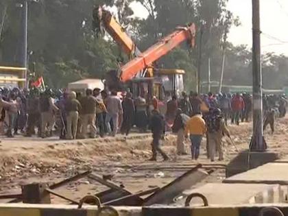 farmers protest After Delhi Violence Singhu Locals Protest Demanding Farmers Leave | VIDEO: सिंघू सीमेवर पुन्हा आंदोलक शेतकरी-स्थानिकांमध्ये संघर्ष; पोलिसांकडून लाठीमार