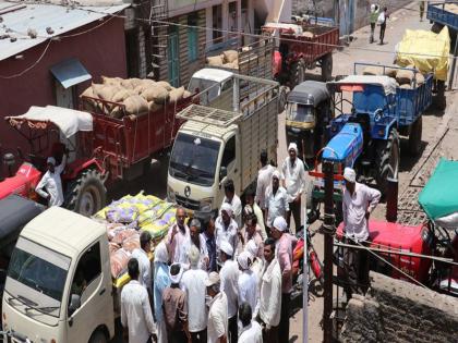 farmers suffer in Jalgaon | जळगाव येथे हरभरा खरेदी केंद्रावरील गैरसोयींनी शेतकरी त्रस्त