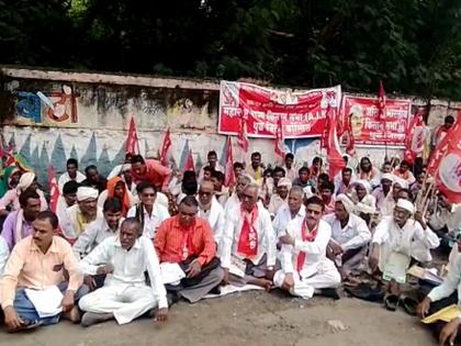 Protest of Maharashtra State Kisan Sabha for various demands of farmers | शेतकऱ्यांच्या विविध मागण्यांसाठी महाराष्ट्र राज्य किसान सभेचे धरणे आंदोलन