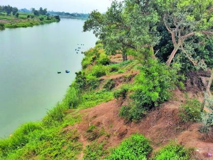 During the Farnewadi Rethere Harnaksha agriculture began to suffer due to soil erosion | फार्णेवाडी-रेठरे हरणाक्षदरम्यान माती उपशामुळे शेती खचू लागली