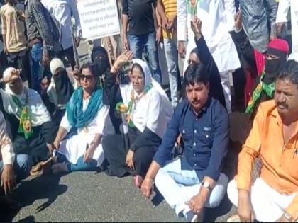 MLAs block road on National Highway over inconvenience of National Highway in Dhule | धुळ्यात राष्ट्रीय महामार्गाच्या गैरसोयीबद्दल आमदारांचा राष्ट्रीय महामार्गावर रास्ता रोको  