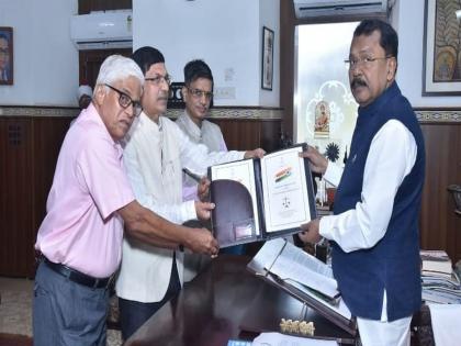 A report on the recommendations of the State Finance Commission regarding funding to Gram Panchayats, Municipalities is submitted to the Governor | ग्रामपंचायती, पालिकांना निधी संदर्भात राज्य वित्त आयोगाच्या शिफारशींचा अहवाल राज्यपालांना सादर