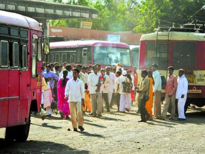 Maratha agitation effect on st railway police also on alert mode; Many trains from Vidarbha stuck in Marathwada | मराठा आंदोलनाचा एसटीने घेतला धसका, रेल्वे पोलीसही अलर्ट मोडवर; विदर्भातील अनेक गाड्या मराठवाड्यात अडकून 