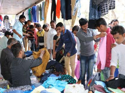 Cheap clothes and footwear in luxury market in Jalgaon | जळगावात संडे मार्केटमध्ये स्वस्तात मस्त ‘फॅशनेबल’ कपडे व पादत्राणे