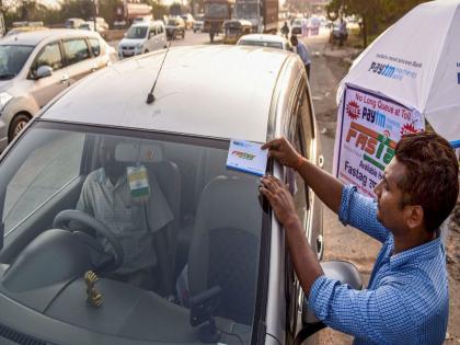 Drivers will be blacklisted if they do not apply FASTag properly; Do you also make this mistake while driving? | फास्टॅग नीट न लावल्यास चालक ब्लॅकलिस्टमध्ये; तुम्हीही वाहन चालवताना करता का 'ही' चूक? Drivers will be blacklisted if they do not apply FASTag properly; Do you also make this mistake while driving? | फास्टॅग नीट न लावल्यास चालक ब्लॅकलिस्टमध्ये; तुम्हीही वाहन चालवताना करता का 'ही' चूक?