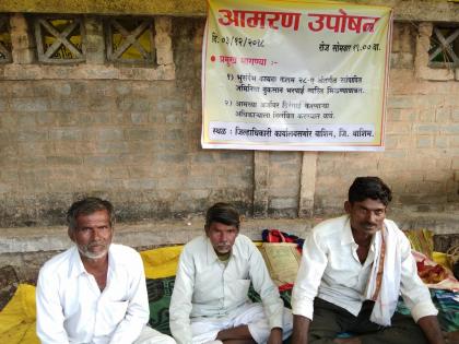 Three fast hunger strike for land compensation! | जमिनीच्या नुकसानभरपाईसाठी तीघांचे बेमुदत उपोषण!