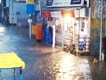 Heavy rains in Solapur water in homes and societies, cars shut down due to water in engines | सोलापूरमध्ये जोरदार पाऊस; घरात, सोसायट्यांमध्ये पाणीच पाणी, इंजिनमध्ये पाणी गेल्याने गाड्या बंद