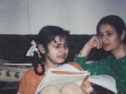 Fatima Sana Shaikh Childhood Picture On Instagram | आमीरच्या को-अ‍ॅक्ट्रेसनं आईसोबत रडतानाचा बालपणीचा फोटो केला शेअर, ओळखा पाहू कोण आहे ही