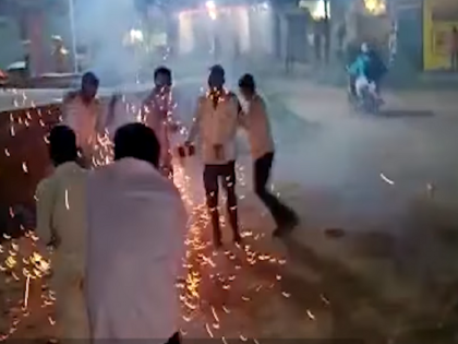 Video: Shocking! groups of youths flaming firecrackers thrown at each other in Aurangabad | Video: धक्कादायक! तरुणांच्या गटात जीवघेणी 'फटाकेबाजी', एकमेकांवर फेकले पेटते फटाके