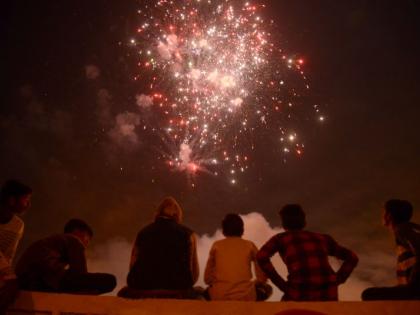 Bursting of firecrackers during Diwali is allowed only for two hours, between 8 and 10 pm, the revised order of the High Court | दिवाळीत फटाके फोडा दोनच तास, रात्री ८ ते १० दरम्यानच परवानगी, हायकोर्टाचा सुधारित आदेश